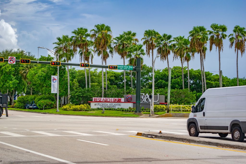 Spanish River Boulevard near the El Rio Trail crossing, Aug. 2025. (Photo: Boca Daily News)