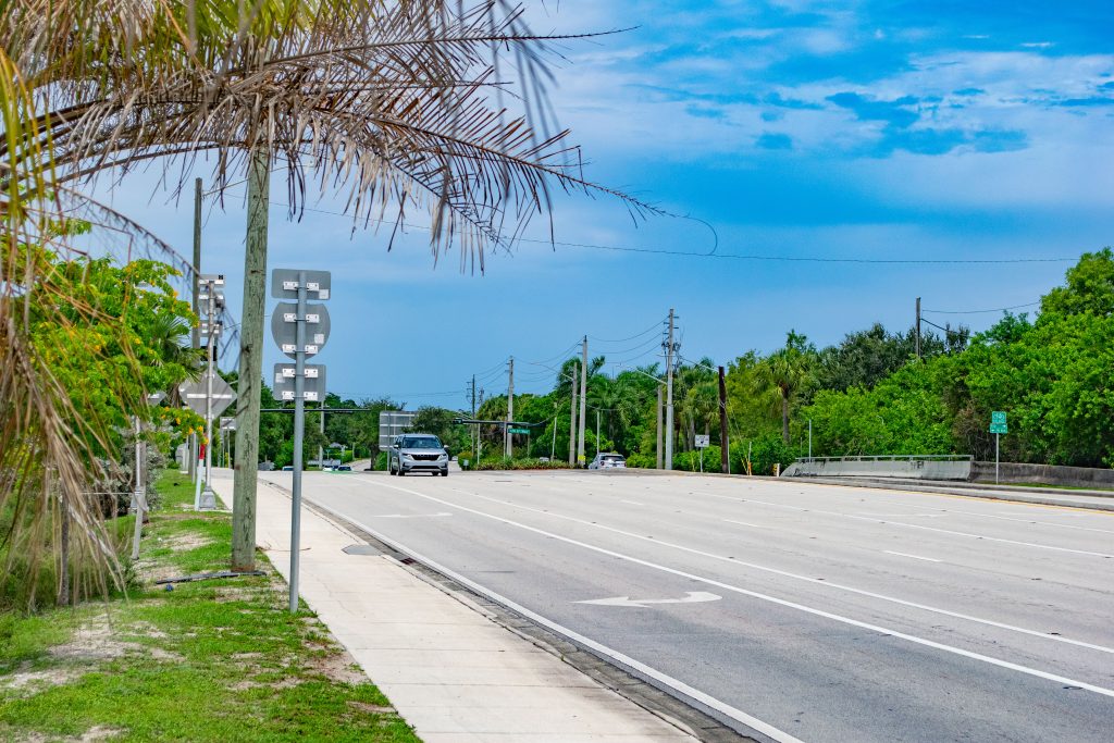 Spanish River Boulevard near the El Rio Trail crossing, Aug. 2025. (Photo: Boca Daily News)